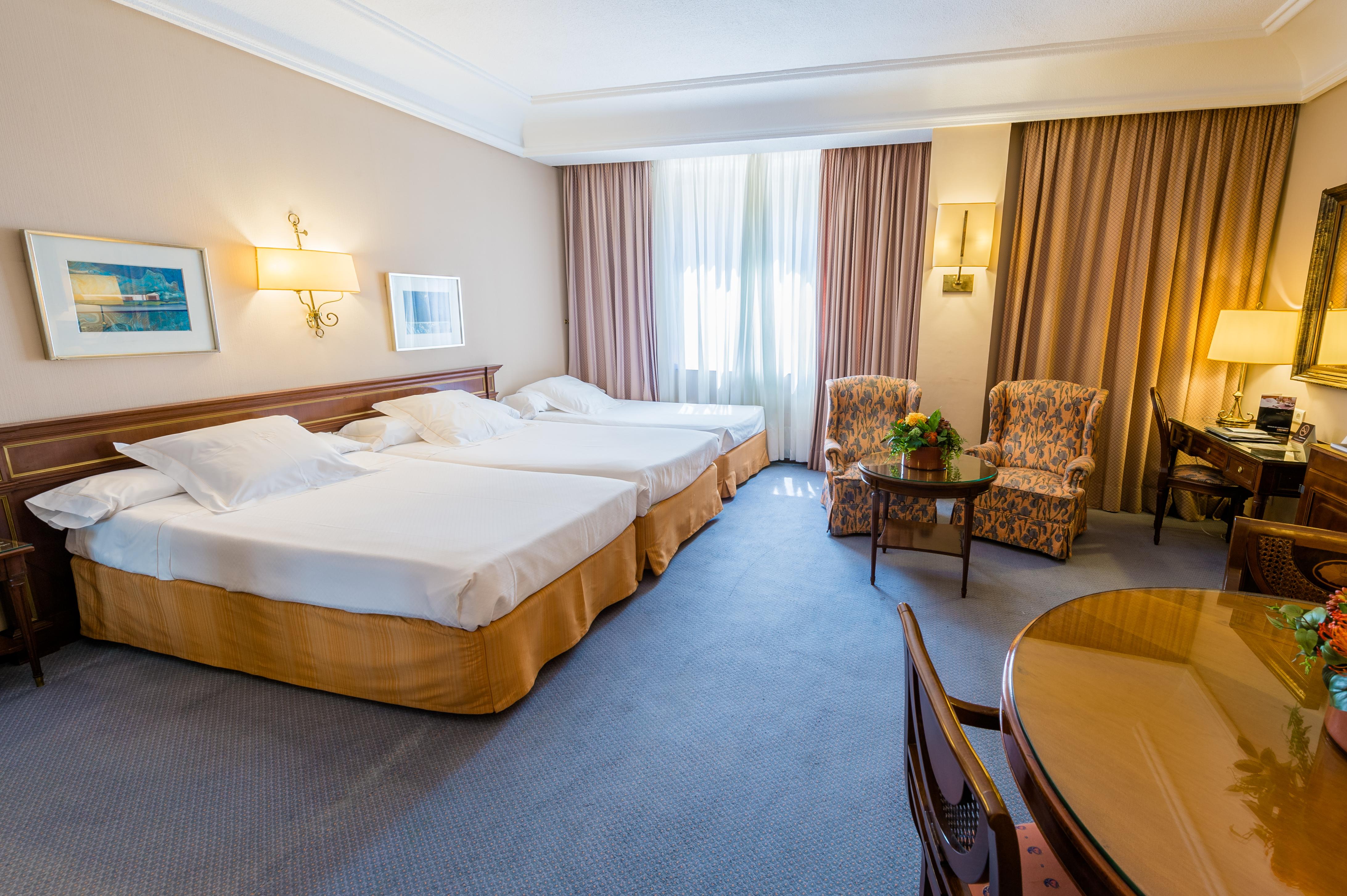 Hotel Miguel Angel Madrid Bagian luar foto A room at the hotel