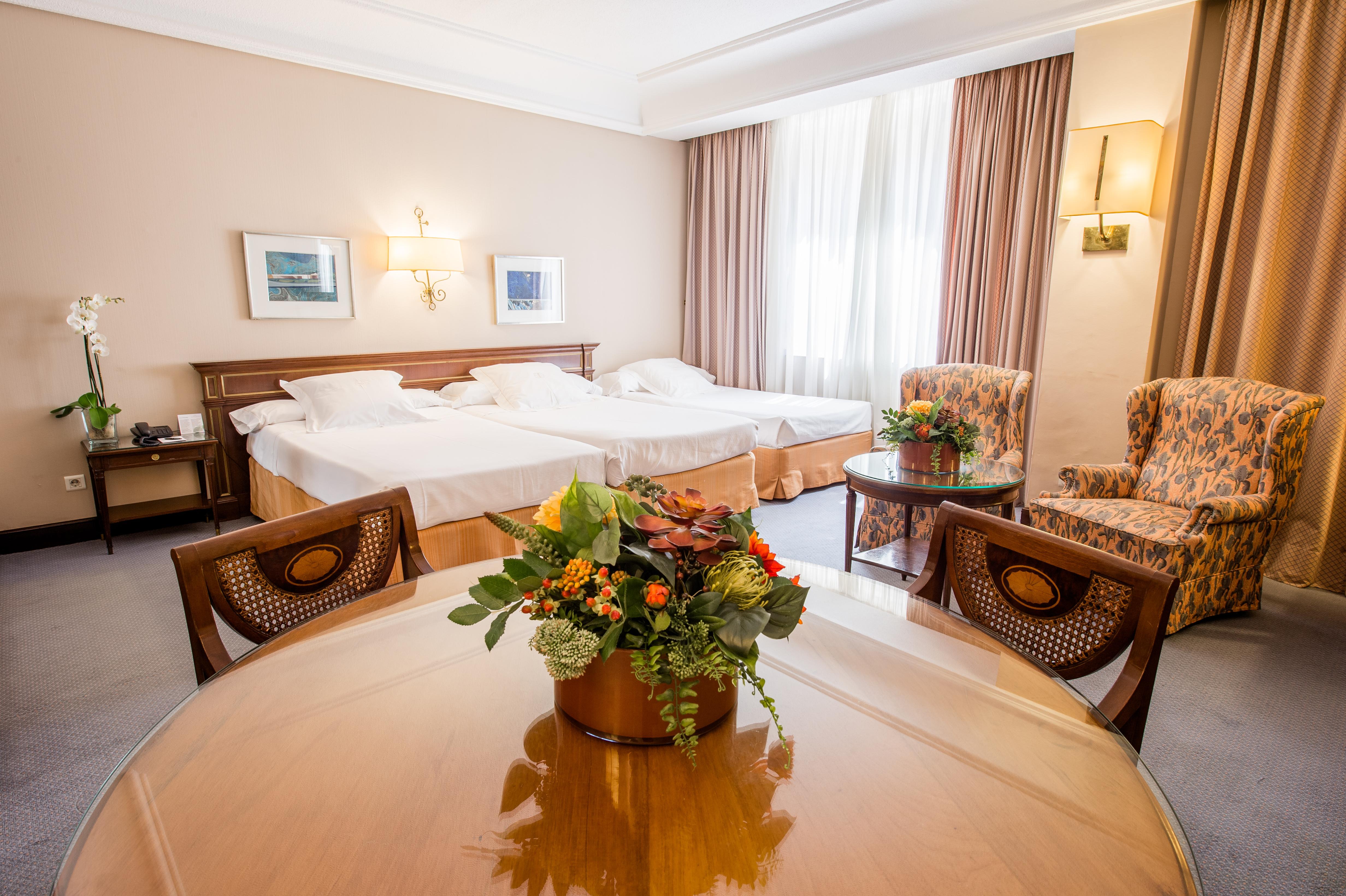 Hotel Miguel Angel Madrid Bagian luar foto A room at the hotel