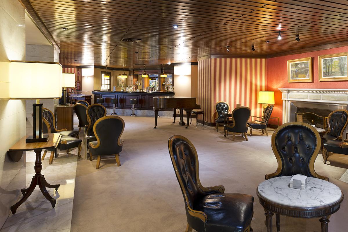 Hotel Miguel Angel Madrid Bagian luar foto The lounge at the airport