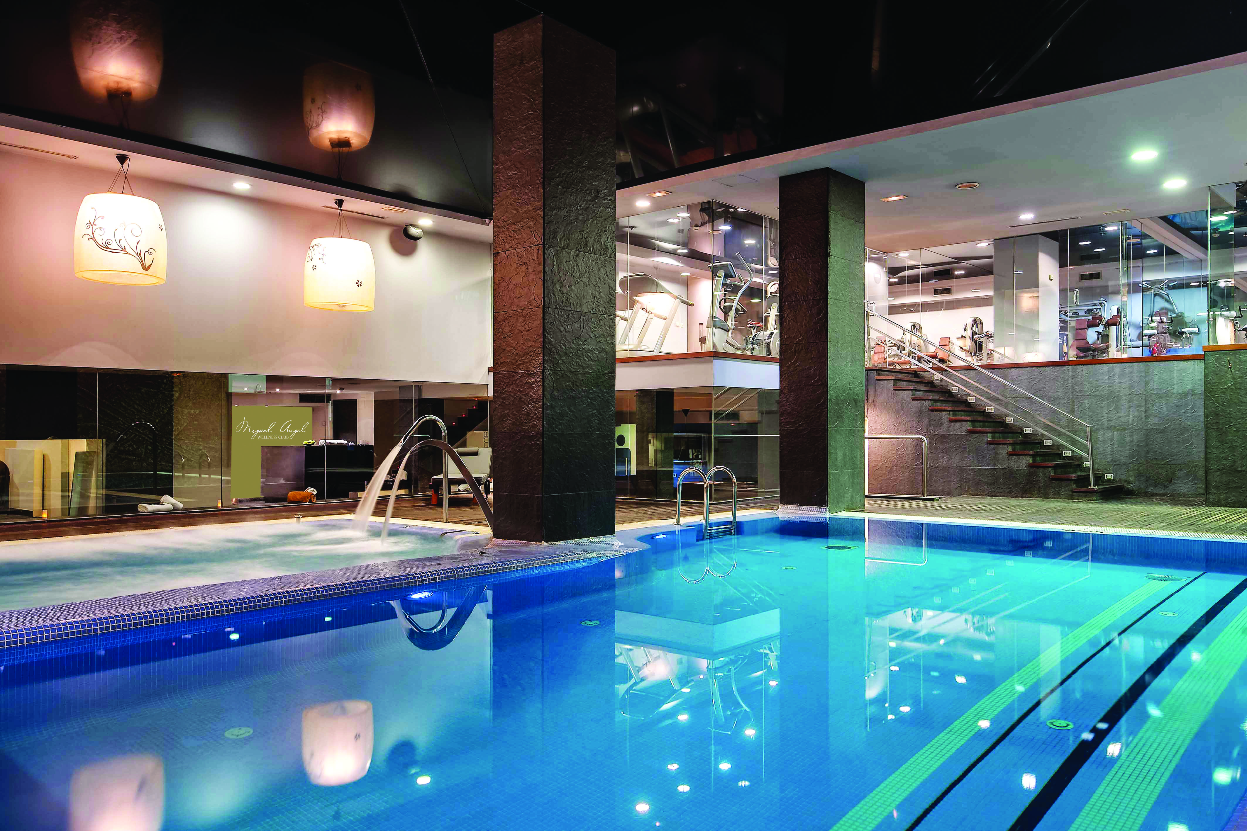 Hotel Miguel Angel Madrid Bagian luar foto The swimming pool at the hotel