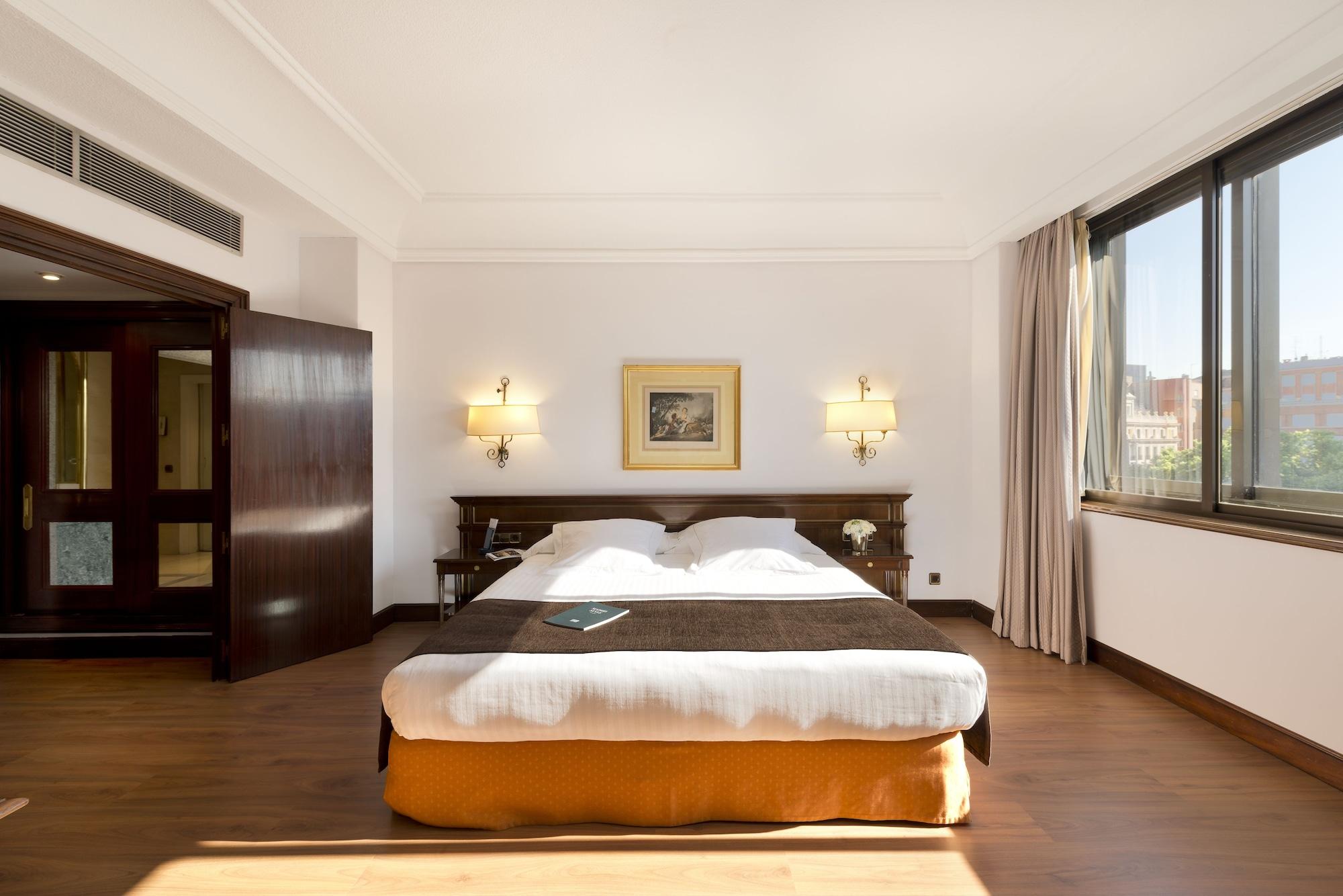 Hotel Miguel Angel Madrid Bagian luar foto A room at the hotel