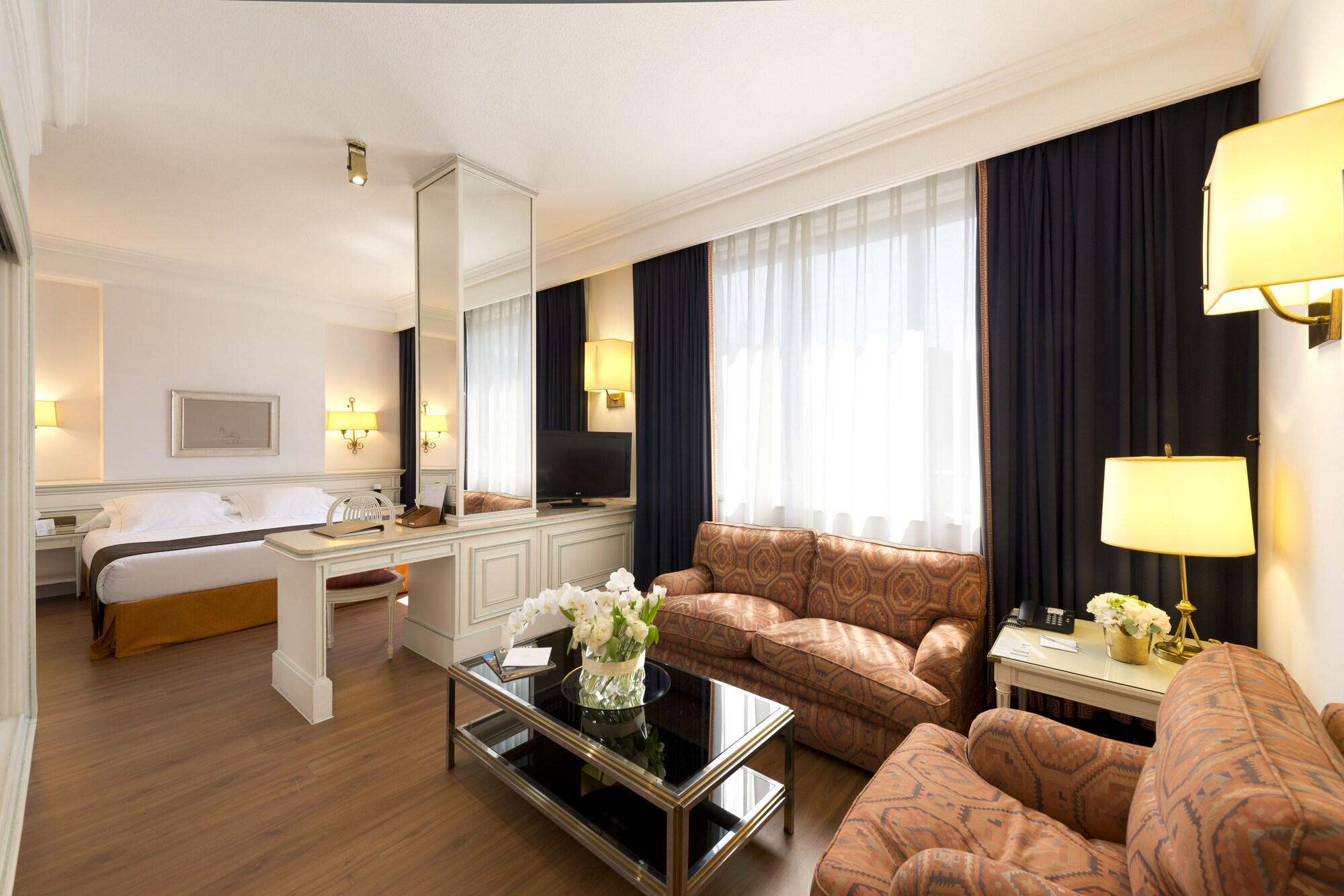 Hotel Miguel Angel Madrid Bagian luar foto A suite at the hotel