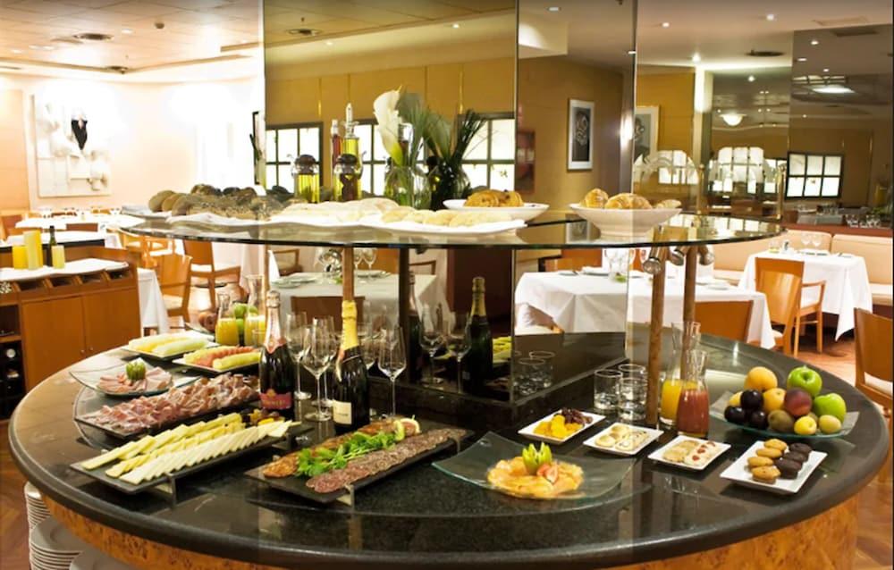 Hotel Miguel Angel Madrid Bagian luar foto A buffet at a hotel