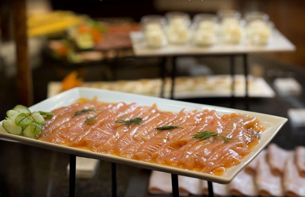 Hotel Miguel Angel Madrid Bagian luar foto Salmon sashimi