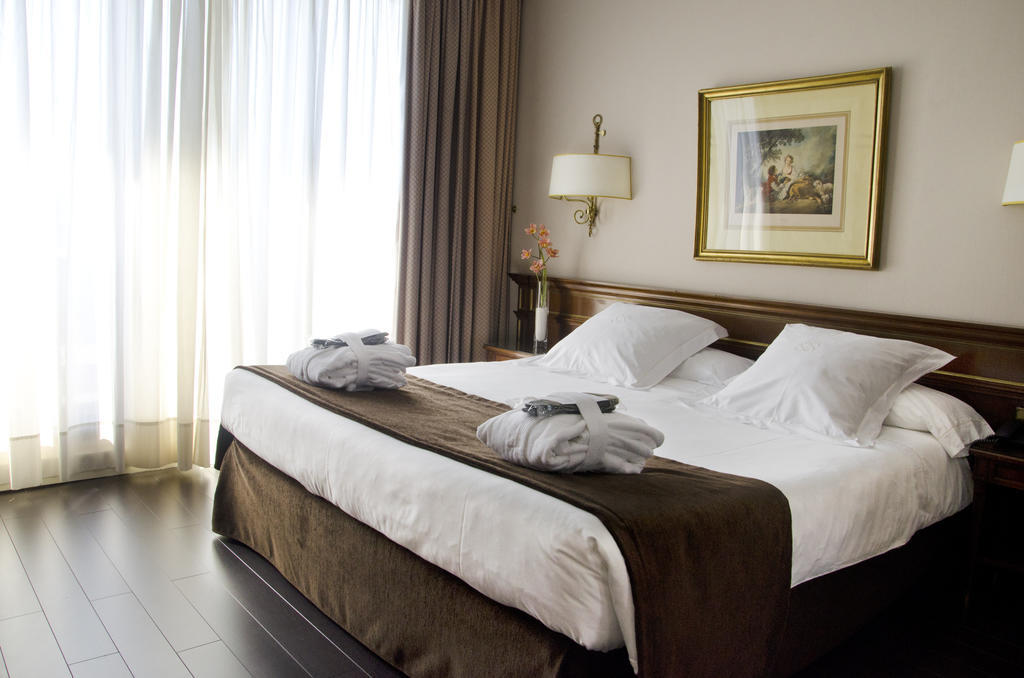 Hotel Miguel Angel Madrid Bagian luar foto A bedroom in a hotel