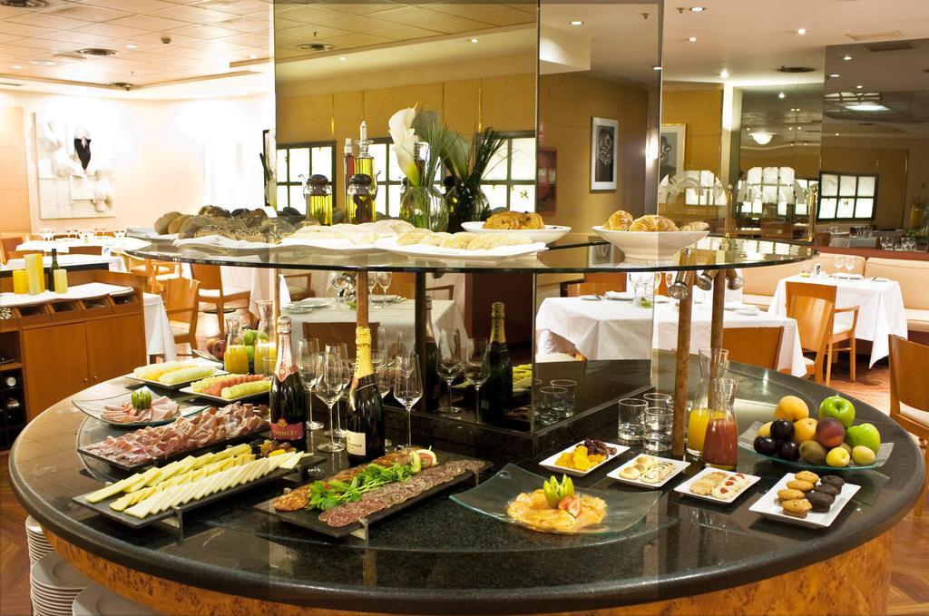 Hotel Miguel Angel Madrid Bagian luar foto A buffet at a hotel