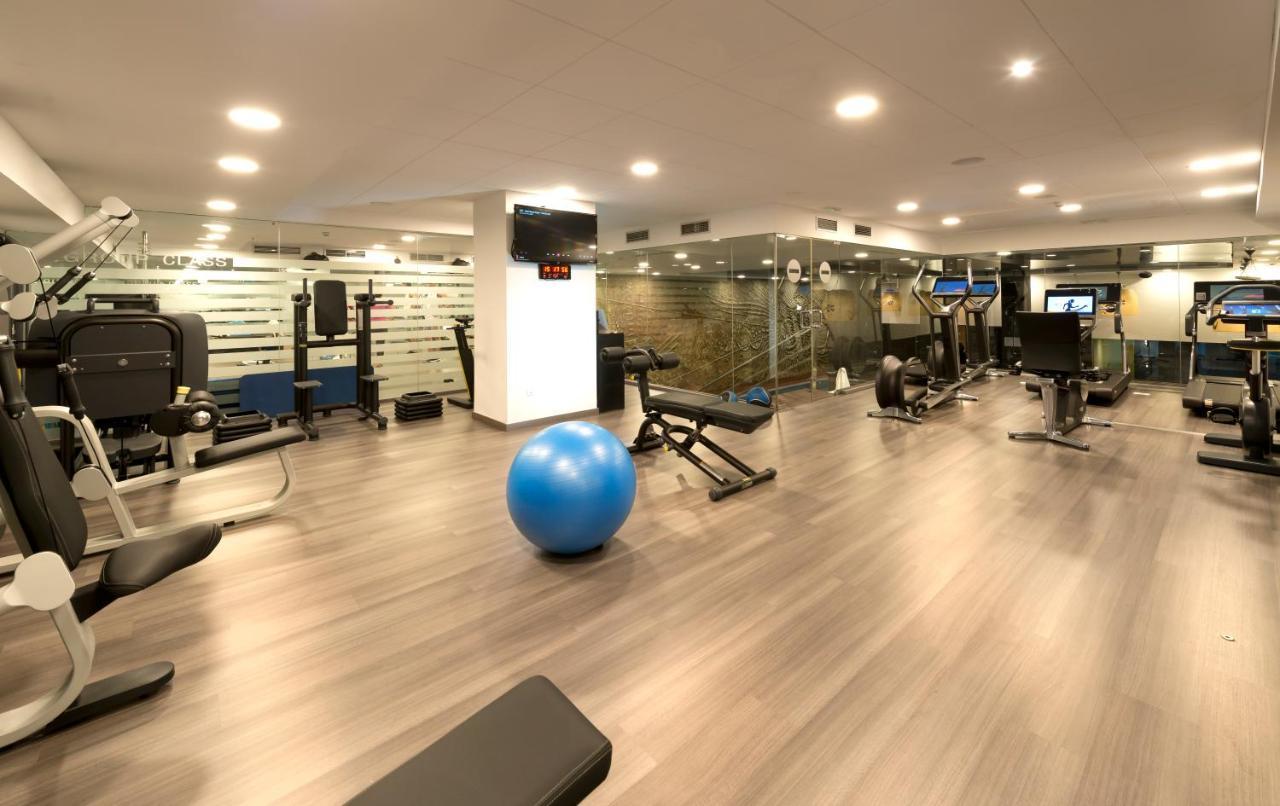 Hotel Miguel Angel Madrid Bagian luar foto The gym at the hotel