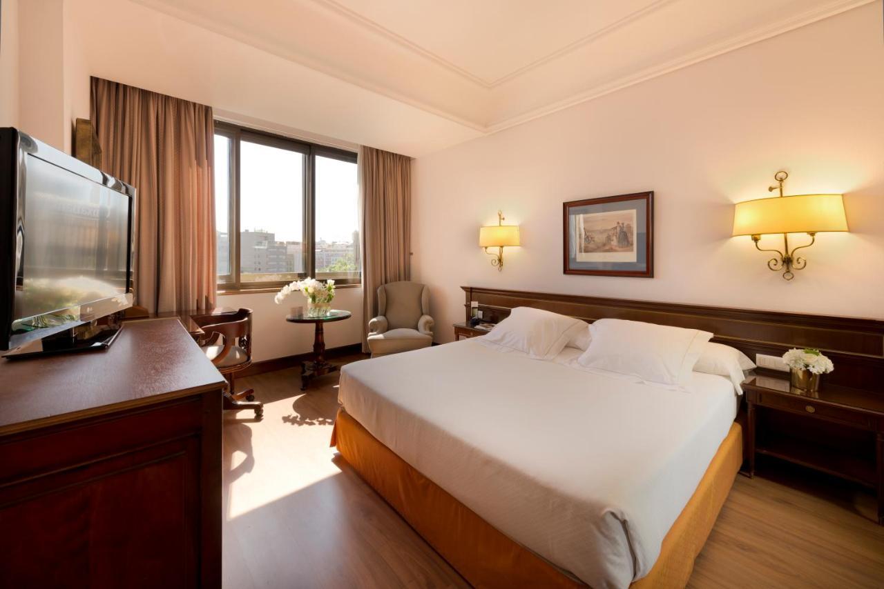 Hotel Miguel Angel Madrid Bagian luar foto A room at the hotel