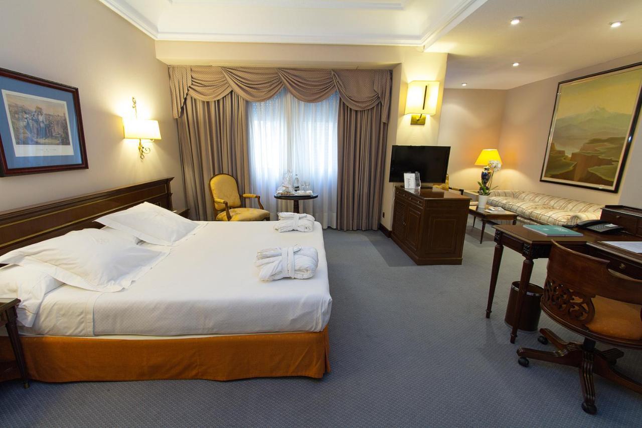 Hotel Miguel Angel Madrid Bagian luar foto A room at the hotel