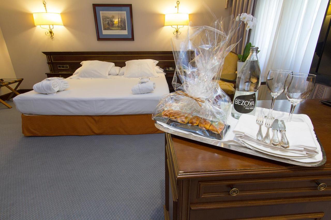 Hotel Miguel Angel Madrid Bagian luar foto A room at the hotel