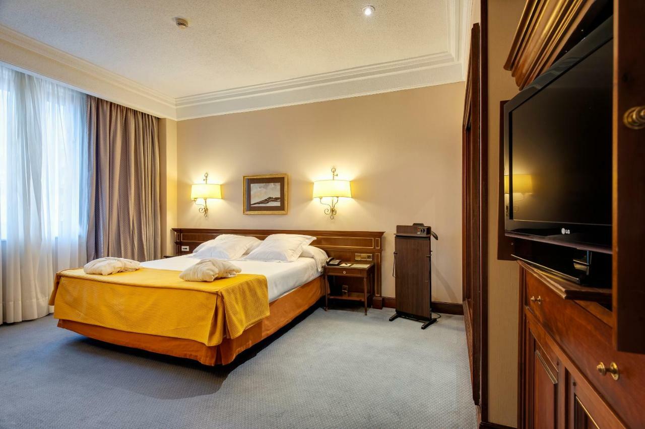 Hotel Miguel Angel Madrid Bagian luar foto A room at the hotel