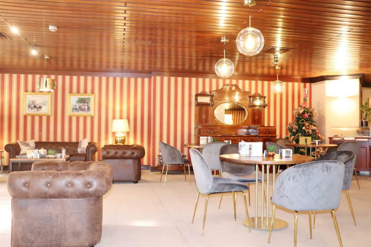 Hotel Miguel Angel Madrid Bagian luar foto The interior of the lounge