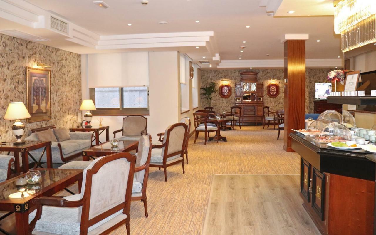 Hotel Miguel Angel Madrid Bagian luar foto The lounge at the airport