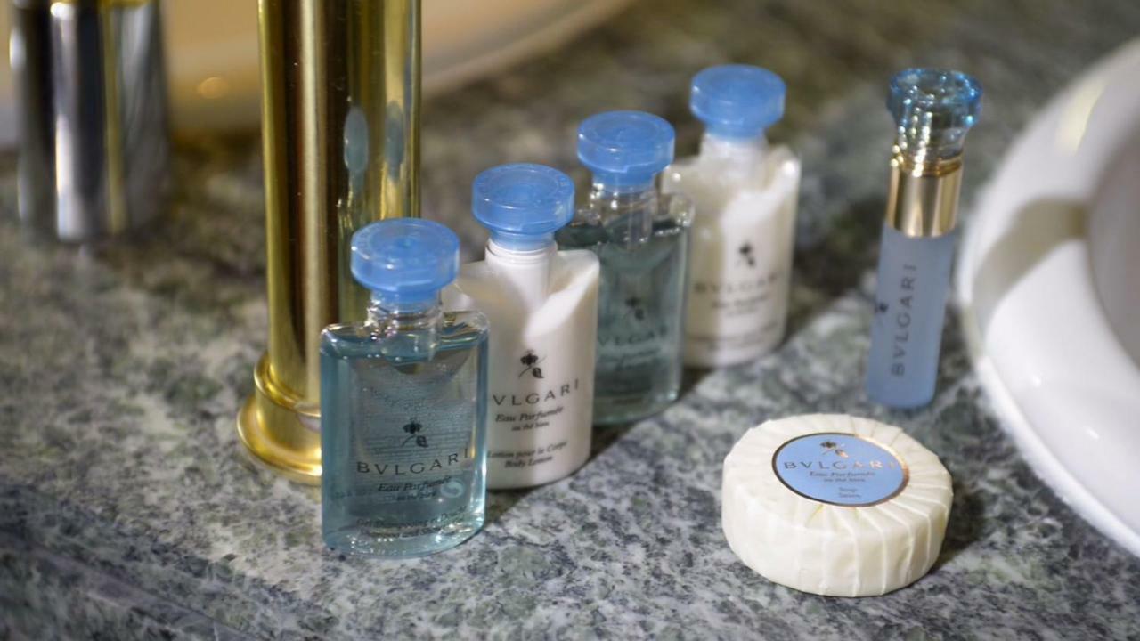 Hotel Miguel Angel Madrid Bagian luar foto A selection of toiletries