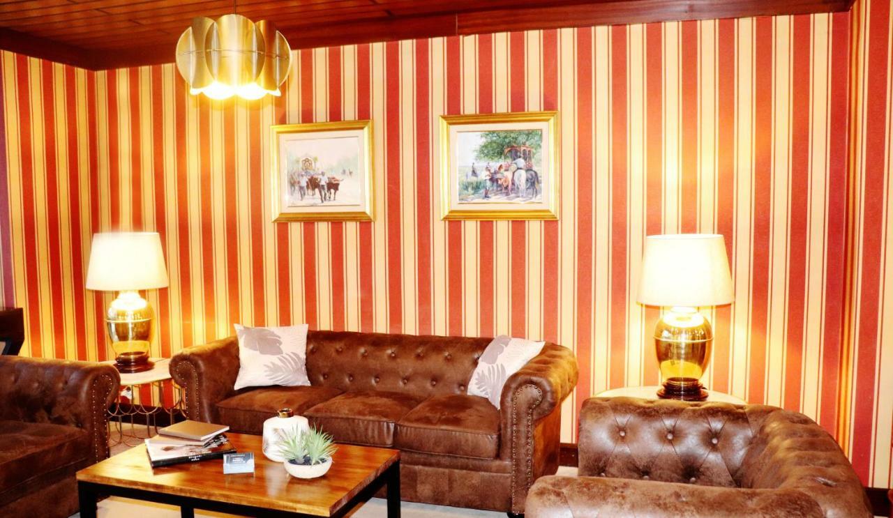 Hotel Miguel Angel Madrid Bagian luar foto A room at the hotel