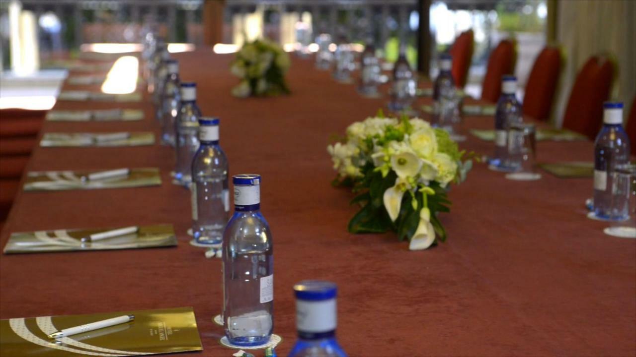 Hotel Miguel Angel Madrid Bagian luar foto A table at a conference