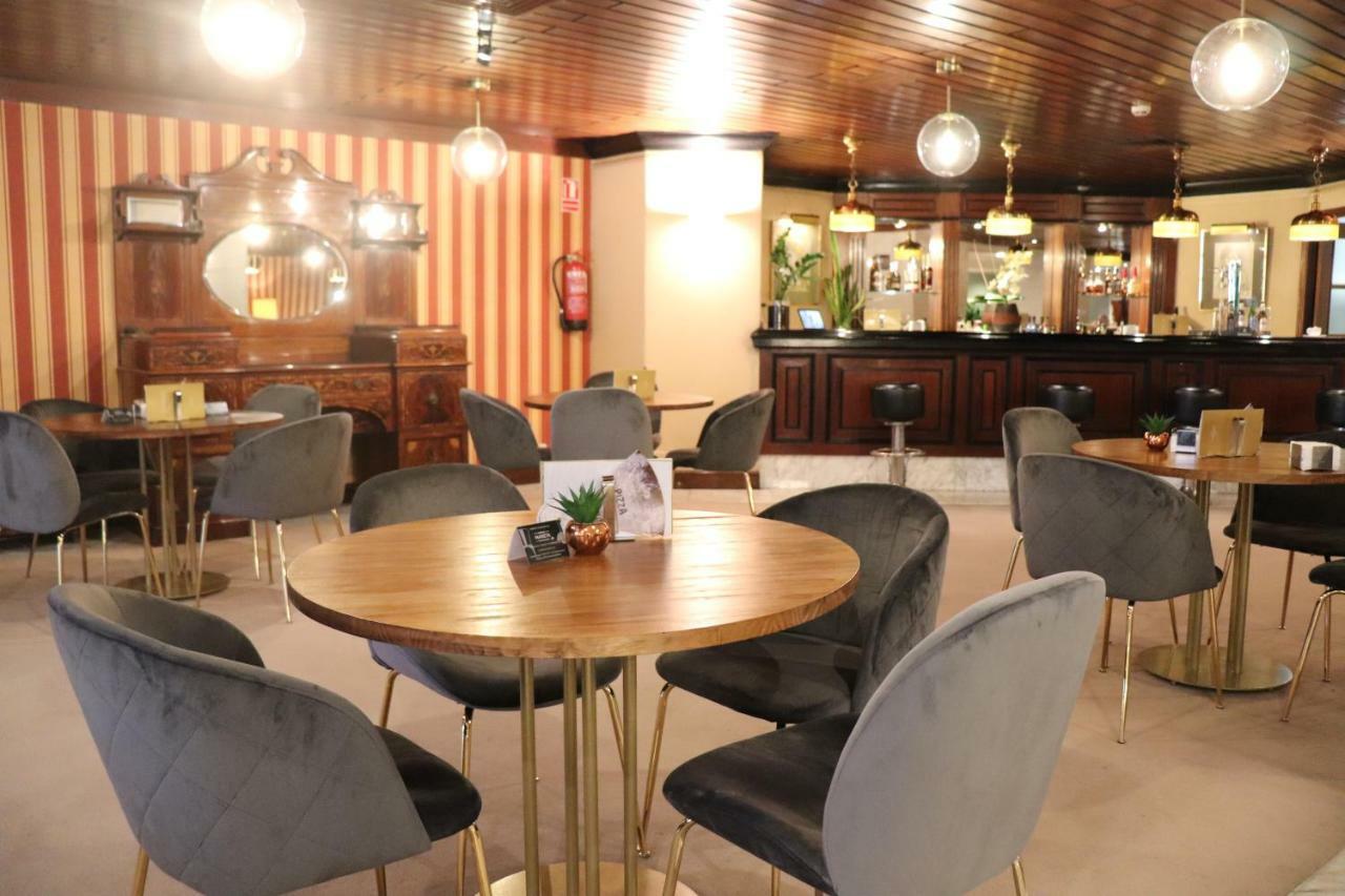 Hotel Miguel Angel Madrid Bagian luar foto The lounge at the airport