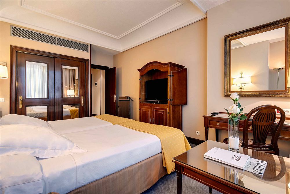 Hotel Miguel Angel Madrid Bagian luar foto A room at the hotel