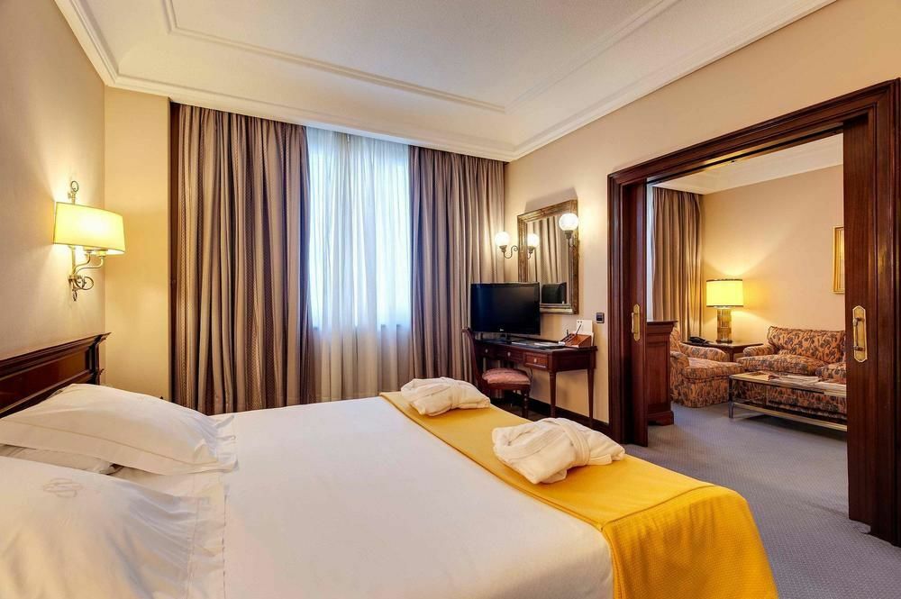 Hotel Miguel Angel Madrid Bagian luar foto Junior Suite