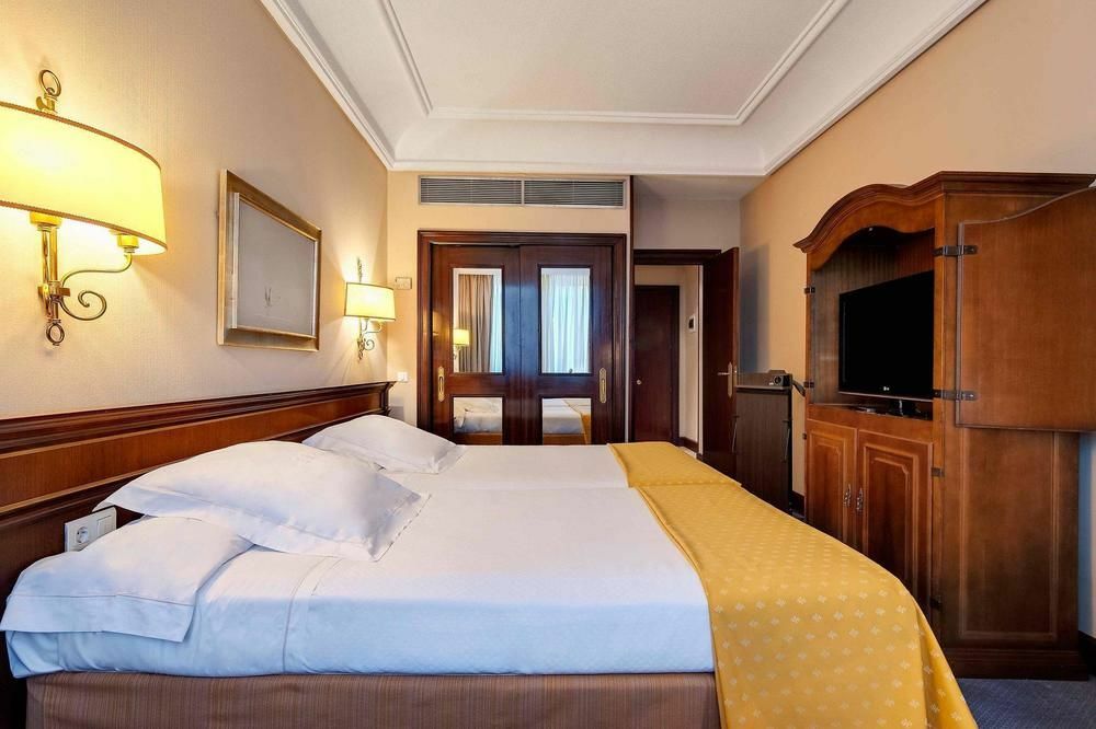 Hotel Miguel Angel Madrid Bagian luar foto A room at the hotel