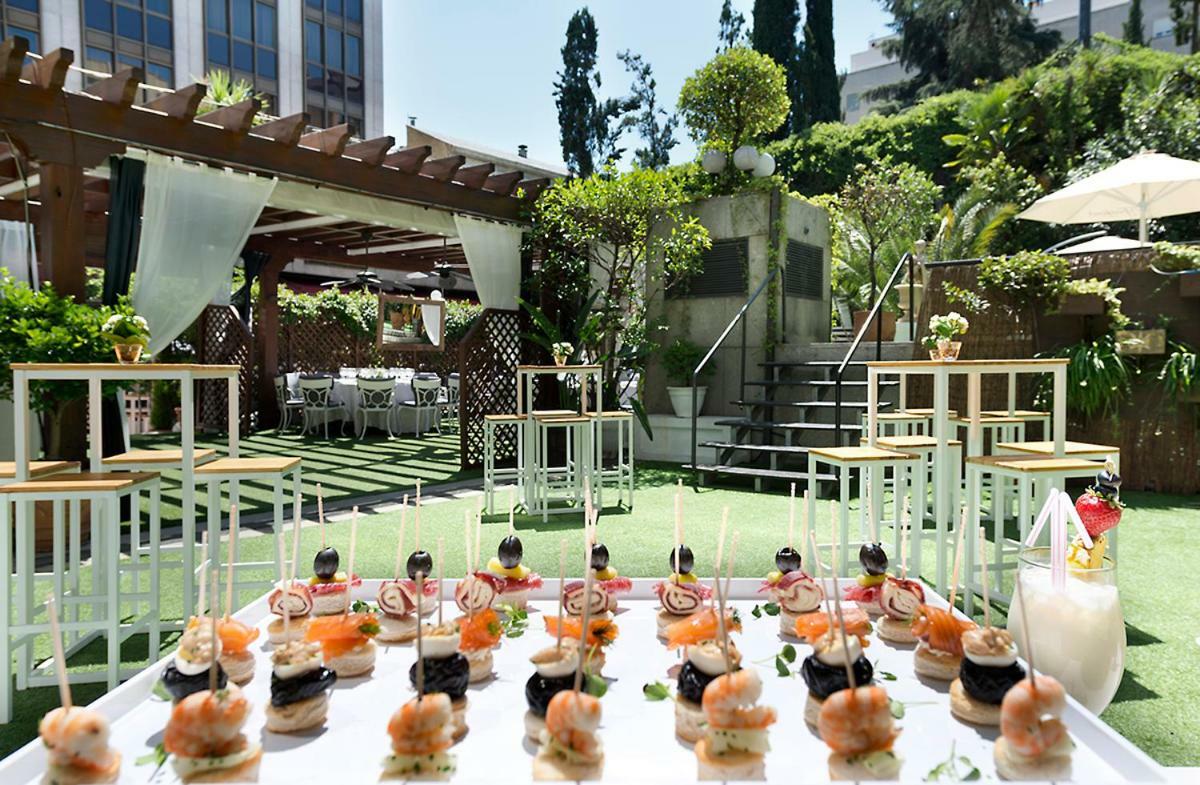 Hotel Miguel Angel Madrid Bagian luar foto The garden at the hotel