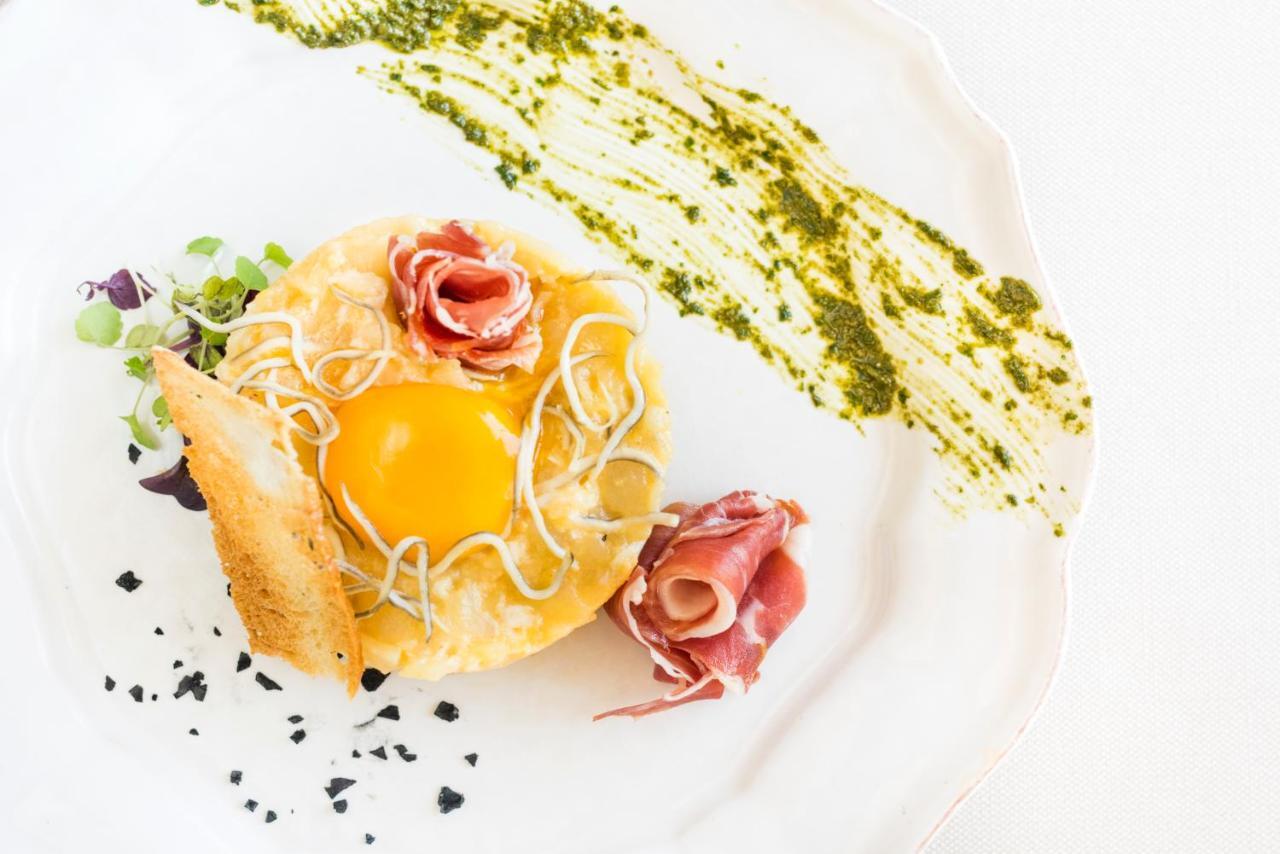 Hotel Miguel Angel Madrid Bagian luar foto A modern Italian dessert