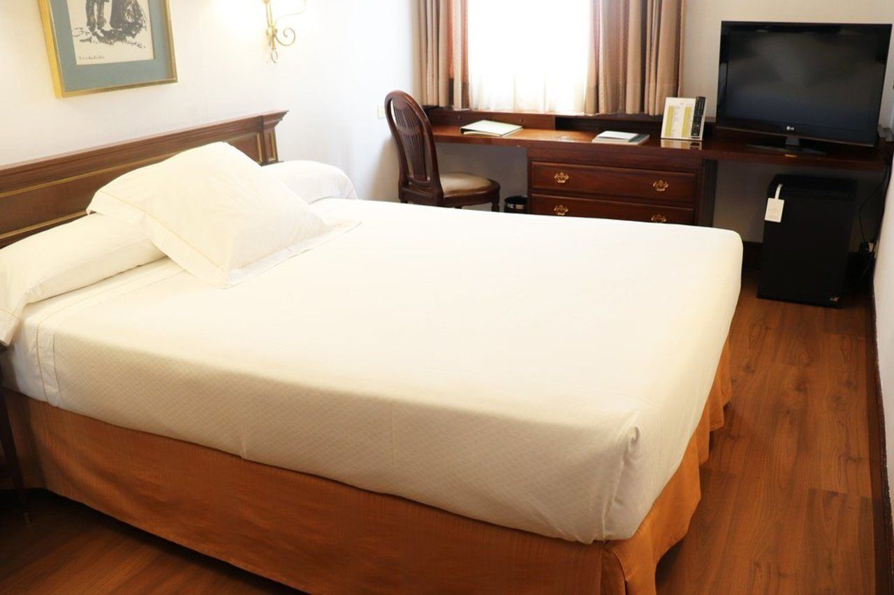 Hotel Miguel Angel Madrid Bagian luar foto A hotel room